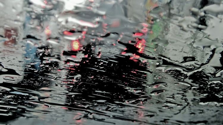 17.set.2013 - Chuva cobre o para-brisa de um carro em São Paulo (SP), nesta terça-feira (17) pela manhã. Termômetros registraram temperatura mínima de 14º C na capital - Flávio Florido/UOL - Flávio Florido/UOL