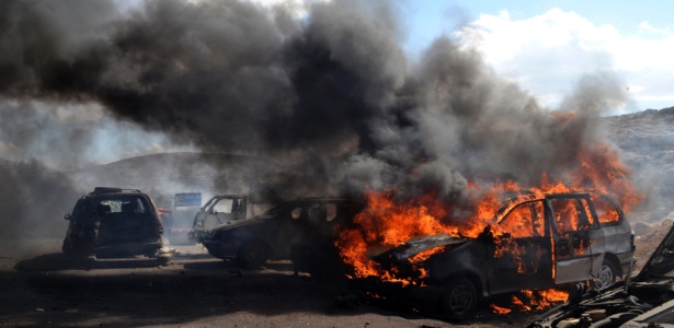Fumaça sobe de veículos em chamas após a explosão de um carro em Bab al-Hawa, na fronteira entre a Síria e a Turquia. A foto é de 2013 - Amer Alfaj