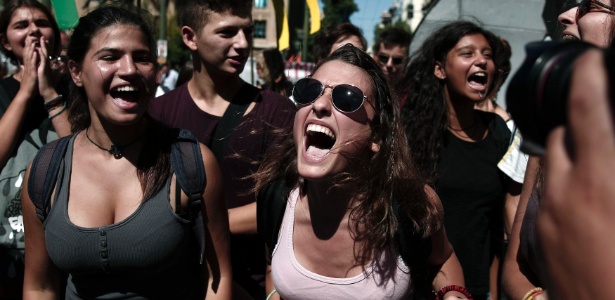 Estudantes do ensino médio participam de protesto nacional contra o governo em Atenas, na Grécia, nesta quarta-feira (18). O ato é contra a proposta do governo de demitir milhares de funcionários públicos 