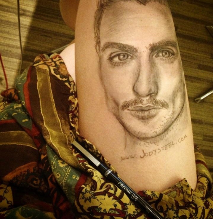 A estudante Jody Steel, 19, faz desenhos realistas nas próprias pernas durante as aulas em uma faculdade de Boston - Reprodução/www.jodysteel.com