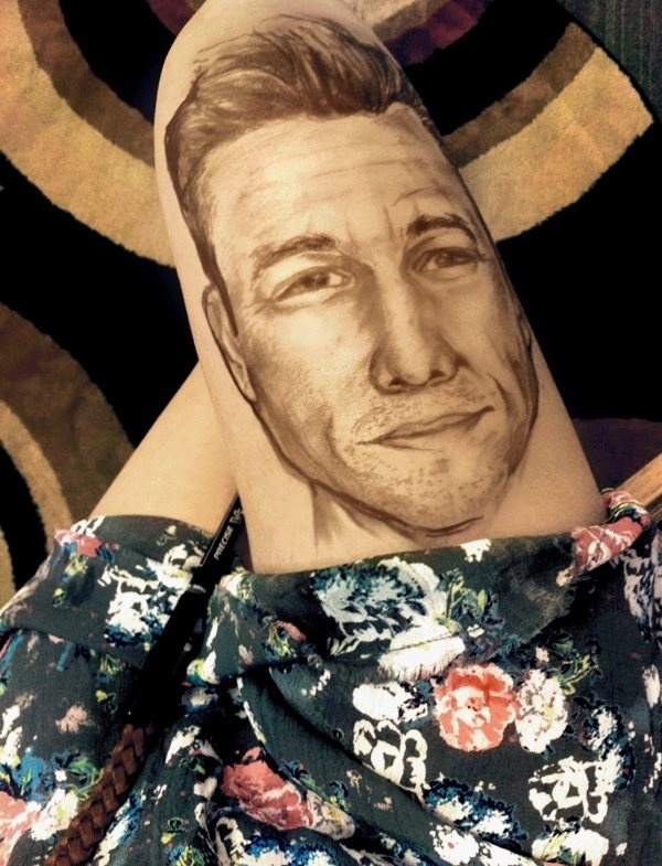 A estudante Jody Steel, 19, faz desenhos realistas nas próprias pernas durante as aulas em uma faculdade de Boston. Entre os desenhos, está o ator Joseph Gordan Levitt - Reprodução/www.jodysteel.com