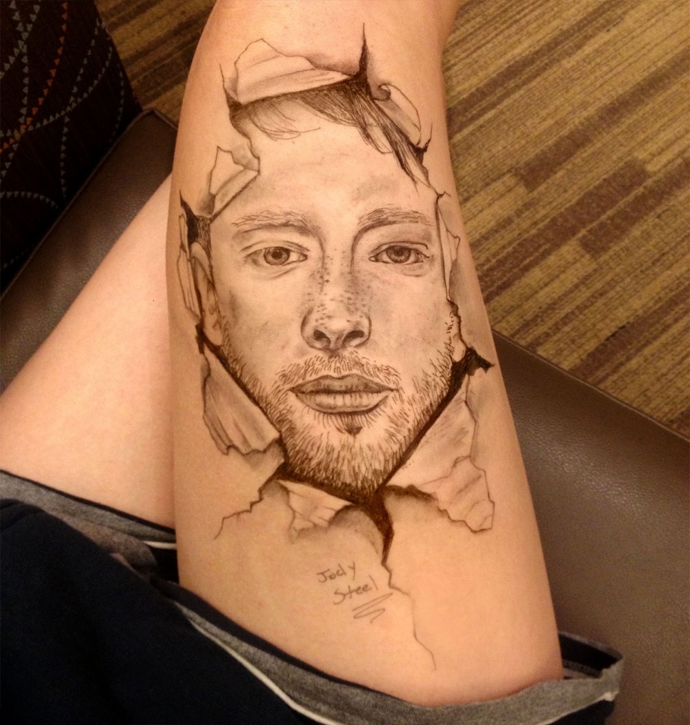 A estudante Jody Steel, 19, faz desenhos realistas nas próprias pernas durante as aulas em uma faculdade de Boston. Nesse desenho ela retratou Thom Yorke, da banda Radiohead - Reprodução/www.jodysteel.com
