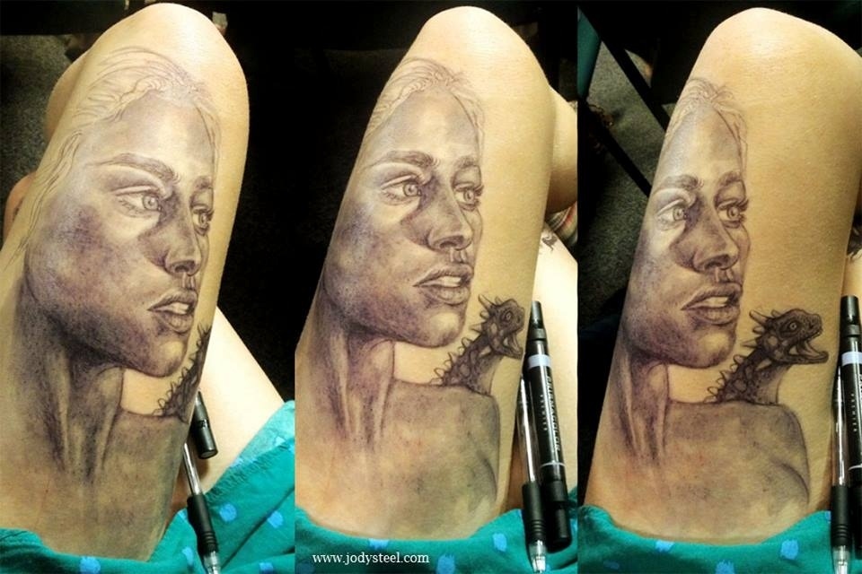 A estudante Jody Steel, 19, faz desenhos realistas nas próprias pernas durante as aulas em uma faculdade de Boston. Os desenhos ficaram famosos na internet e chamaram a atenção da mídia nacional - Reprodução/www.jodysteel.com