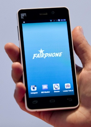 Equipado com sistema Android, o Fairphone é um celular inteligente idealizado pelo designer holandês Bas van Abel - Justin Tallis/AFP