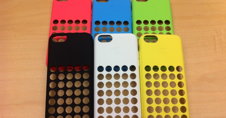 20.set.2013 - Como o destaque dessa versão está nas cores, a Apple lançou uma série de capinhas também coloridas para usar com o iPhone 5c. Cada capa custará US$ 29 (R$ 67)