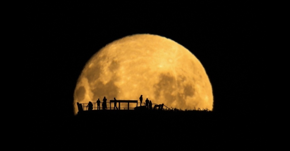 20.set.2013 - álbum da BBC - Moon Silhouettes de Mark Gee venceu o prêmio especial "Pessoas e Espaço". Esta é uma foto da silhueta de pessoas contra uma lua crescente. Ao fotografar de uma grande distância pessoas em um observatório, o fotógrafo enfatizou o quão pequeno somos em comparação à grandeza do nosso satélite natural, a Lua