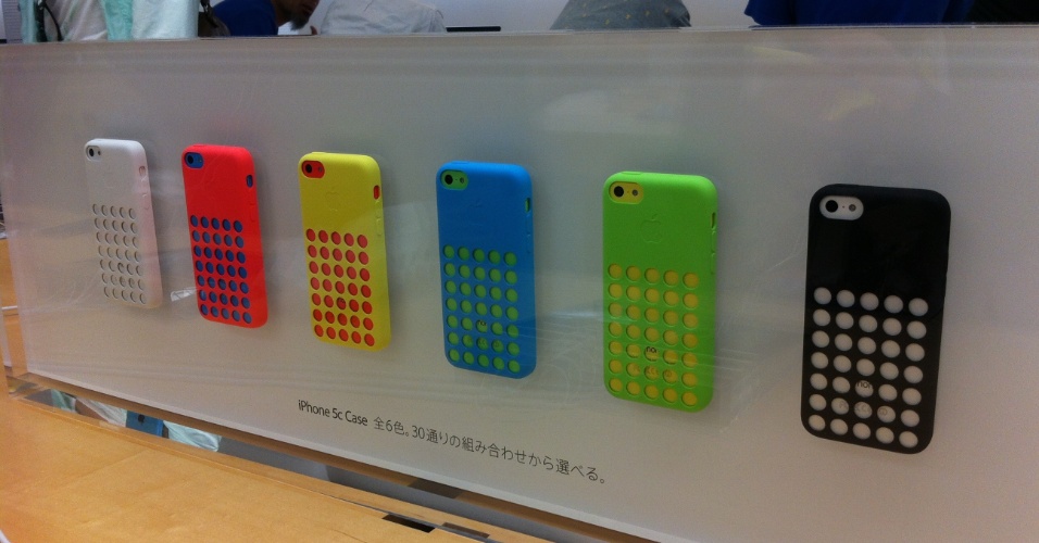 20.set.2013 - O iPhone 5c chega ao mercado como substituto do iPhone 5, que deixará de ser vendido com o lançamento dessa nova geração. Bastante parecido no funcionamento com a versão anterior, ele tem como chamariz o preço (atrelado a pacotes de fidelidade) e as cores chamativas - algo que a Nokia faz há anos com a família Lumia