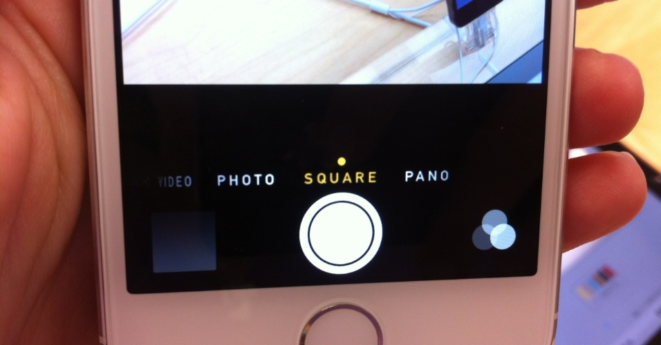 20.set.2013 -  Os dois novos iPhones compartilham as ferramentas de câmera oferecidas pelo iOS 7. Dá, por exemplo, para usar um dos nove filtros disponíveis antes de tirar a foto. Outra alternativa é fazer o registro no modo 