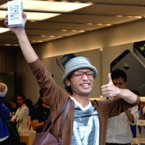 Primeiro cliente sai de loja da Apple em Tóquio levando o novo iPhone 5s - Yoshikazu Tsuno/AFP