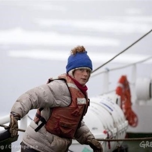 A brasileira Ana Paula Alminha Maciel, 31, e outros 29 ativistas do Greenpeace foram presos por autoridades russas após protesto contra a exploração de petróleo no Ártico - Greenpeace/Nick Cobbing