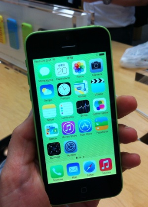 A estrutura do iPhone 5c é de plástico, mas a sensação ao tocá-lo faz lembrar uma fórmica. Ele está disponível em branco e quatro cores bastante vivas (verde, azul, rosa e amarelo) - Juliana Carpanez/UOL