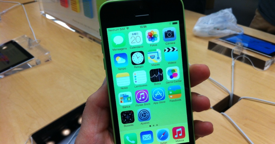 A estrutura do iPhone 5c é de plástico, mas a sensação ao tocá-lo faz lembrar uma fórmica. Ele está disponível em branco e quatro cores bastante vivas (verde, azul, rosa e amarelo), que podem ser mantidas na tela inicial do aparelho. Assim, o modelo com carcaça verde usa tela verde, por exemplo.