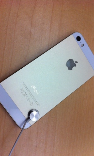 20.set.2013 - Com as exatas dimensões de seu antecessor, o iPhone 5s se diferencia visualmente pelas cores - saem as opções preto e branco, entram chumbo, prata e dourado (foto)