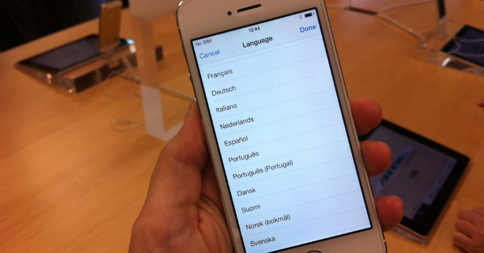 20.set.2013 - iOS 7, que roda no iPhone 5s, está disponível em português