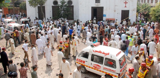 Fiéis, curiosos e socorristas se reúnem do lado de fora uma igreja em Peshawar, onde um duplo atentado terroristas deixou mortos e feridos; veja esta e mais imagens do dia