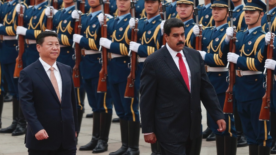 22.set.2013 - O presidente chinês, Xi Jinping, recebe Nicolás Maduro do lado de fora do Grande Salão do Povo, em Pequim - Lintao Zhang/Reuters