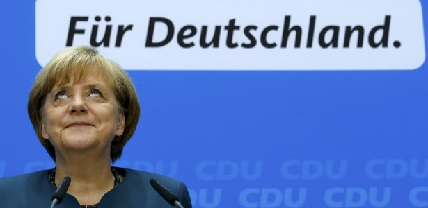 Chanceler alemã, Angela Merkel, eleita para um terceiro mandato nas eleições gerais, sorri durante encontro de seu partido União Democrática Cristã, em Berlim - Fabrizio Bensch/Reuters - 23.set.2013 