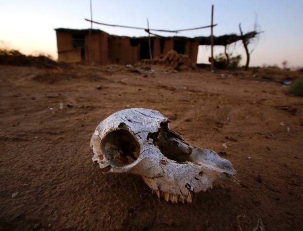 Fazenda abandonada em Minqin, na província de Gansu, na China, em foto de 2013 - Carlos Barria/Reuters