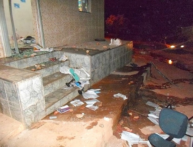 Manifestantes em Chorozinho (72 km de Fortaleza) invadiram e destruíram todos os equipamentos e documentos da Cagece (Companhia de Água e Esgoto do Ceará)  - Rone Lopes/Portal RC