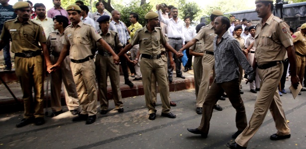 Agentes escoltam acusado de participar do estupro coletivo de jovem indiana em um ônibus em Nova Déli; ele e mais três foram condenados à pena de morte pelo crime, que resultou na morte da jovem - 24.set.2013 - Money Sharma/Efe