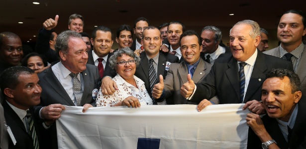 Integrantes do Pros comemoram a aprovação do registro no TSE - Sergio Lima/Folhapress