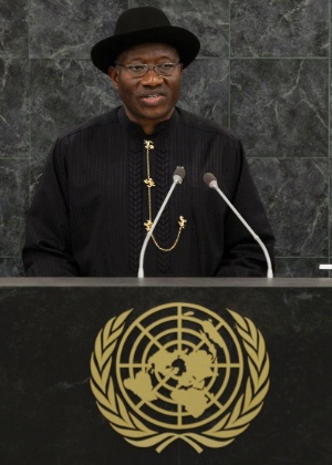 O presidente da Nigéria, Goodluck Jonathan, discursa com traje excêntrico durante a 68ª Assembleia Geral das Nações Unidas, em Nova York. Chefe de Estado falou sobre a necessidade de o mundo dar atenção aos problemas comuns de países africanos, como analfabetismo, miséria e saúde precária - Andrew Burton/Reuters