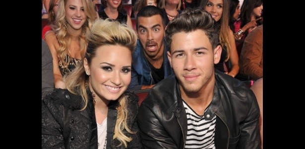 Demi Lovato e Nick Jonas na cerimônia do Teen Choice Awards (2013) - Reprodução/Celebuzz