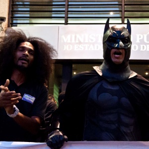 Manifestante vestido de Batman foi detido por desobediência civil - Reynaldo Vasconcelos/Futura Press