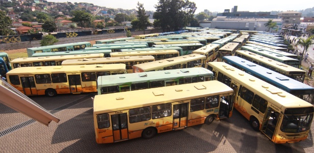 Ônibus parados em garagem de empresa em Belo Horizonte; passagem R$ 0,20 mais caras - Alex de Jesus/O Tempo