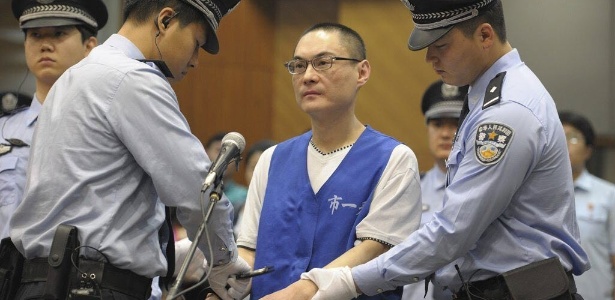 Policiais colocam algemas em Han Lei, 39, condenado à morte pelo assassinato de uma menina de 2 anos - Featurechina/EFE