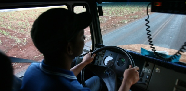 Tabagismo é o principal problema de motoristas, segundo o estudo - Edson Silva/Folha Imagem
