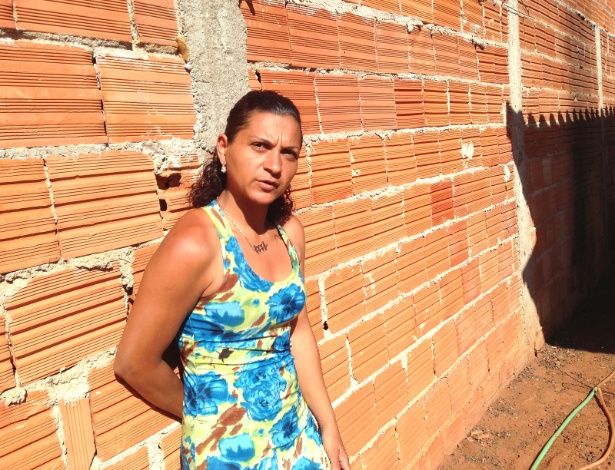 A cuidadora de idosos Meire Leite de Matos está com problemas em seu imóvel, construído pelo programa federal Minha, Casa, Minha Vida, em Uberlândia (MG) - Renata Tavares/UOL