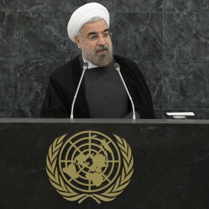 O presidente iraniano, Hassan Rowhani, discursa na Assembleia Geral da ONU, em Nova York. O Twitter é proibido no Irã, mas Rowhani tem usado a rede social para transmitir mensagens - 26.set.2013 - Mike Segar/AFP
