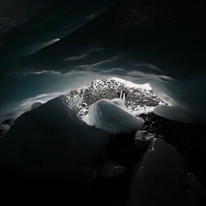 Uma caverna de gelo na ponta da geleira Pastoruri é vista em Huaraz, no Peru - Mariana Bazo/Reuters