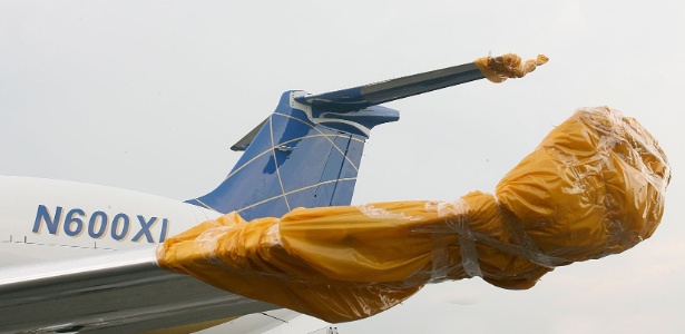 Asa do jato Legacy, que se chocou no ar com o Boeing-737/800 da Gol, na base aérea da serra do Cachimbo, em Novo Progresso (PA) - Sérgio Lima/Folhapress