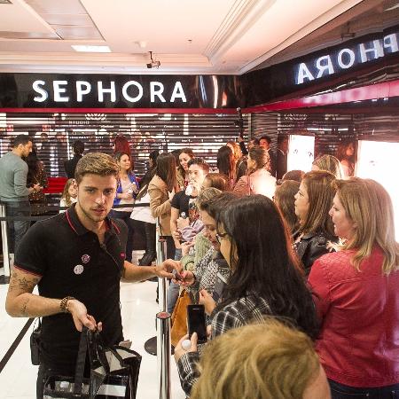 Clientes esperam abertura da loja Sephora, no shopping Pátio Paulista - Rodrigo Capote/UOL