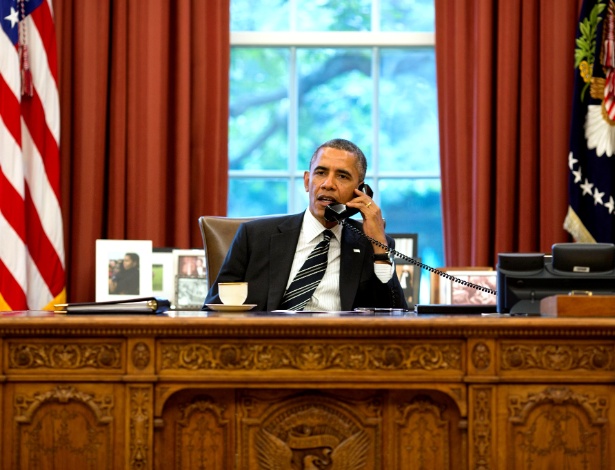 Barack Obama conversa com o presidente iraniano Hassan Rowhani no salão oval da Casa Branca. O telefonema marca uma aproximação histórica entre os países - Pete House/Casa Branca