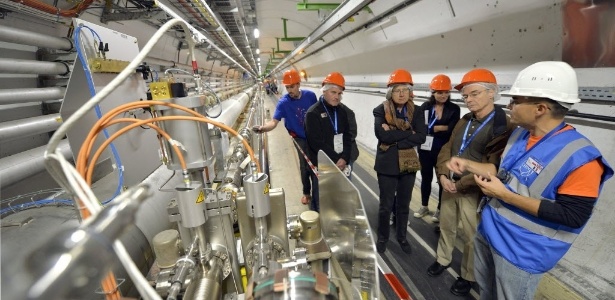 Visitantes passeiam pelas instalações do Grande Colisor de Hádrons, situado na Organização Europeia para a Pesquisa Nuclear (CERN), na fronteira da Suíça com a França