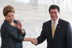 A presidente Dilma Rousseff recebe o chefe de estado do Paraguai, Horacio Cartes, no Palácio do Planalto, em Brasília, nesta segunda-feira (30)