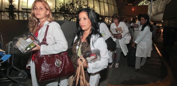 Médicos cubanos desembarcam em Fortaleza em 2013 - Jarbas Oliveira/Folhapress