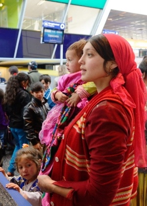Famílias ciganas fazem check-in no aeroporto de Lille, norte da França. Eles participam de um programa de retorno voluntário à Roménia