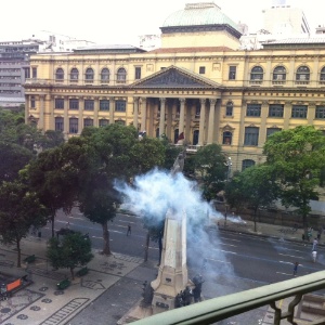 Bombas de gás usadas durante protesto no Rio em outubro