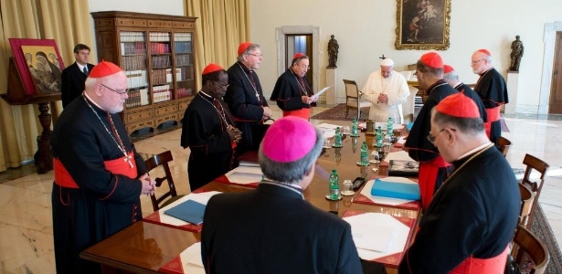 Papa Francisco se reuniu com o Conselho dos Cardeais na biblioteca de sua residência no Vaticano, na terça-feira (1º) 