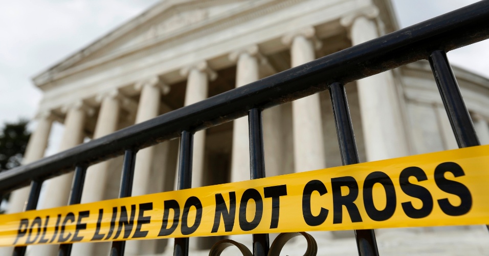 1º.out.2013 - Governo dos Estados Unidos enfrenta uma paralisação parcial.  Na foto, faixa anuncia o fechamento do Jefferson Memorial, homenagem a Thomas Jefferson, em Washington, capital dos Estados Unidos