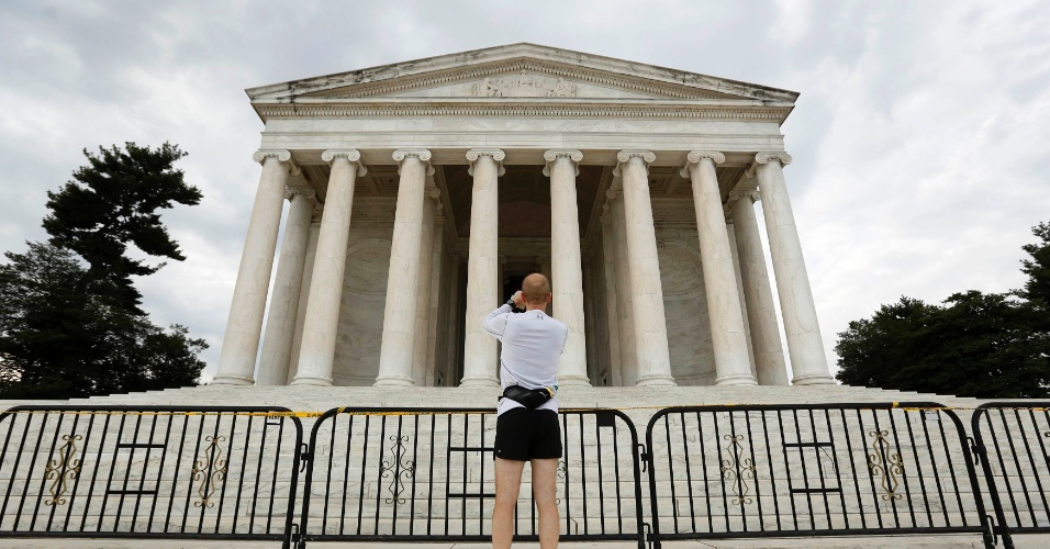 1º.out.2013 - Governo dos Estados Unidos enfrenta uma paralisação parcial.  Na foto, barricadas fecham o Jefferson Memorial, homenagem a Thomas Jefferson, em Washington, capital dos Estados Unidos