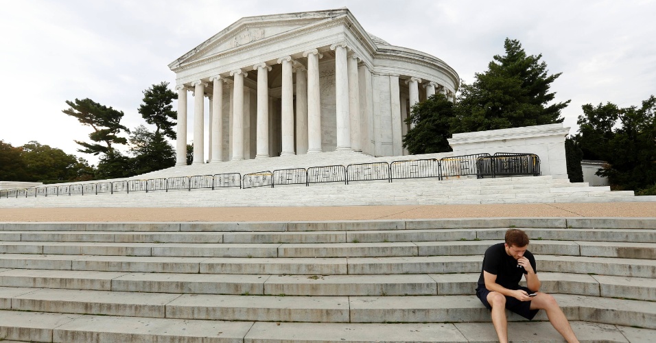 1º.out.2013 - Governo dos Estados Unidos enfrenta uma paralisação parcial. Na foto, barricadas fecham o Jefferson Memorial, homenagem a Thomas Jefferson, em Washington, capital dos Estados Unidos