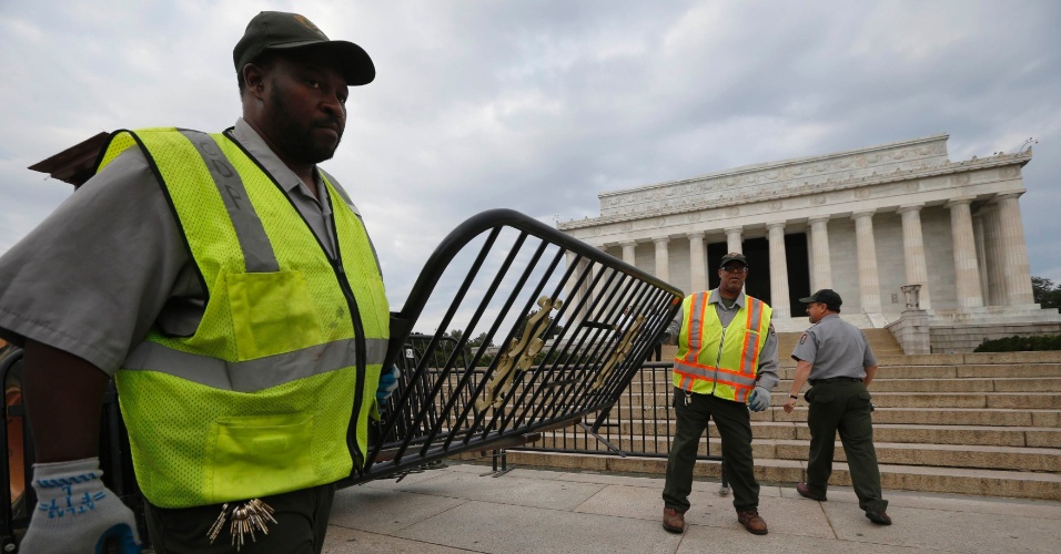 1º.out.2013 - Governo dos Estados Unidos enfrenta uma paralisação parcial. Na foto, barricadas são colocadas em frente ao Memorial de Lincoln, que está fechado à visitação