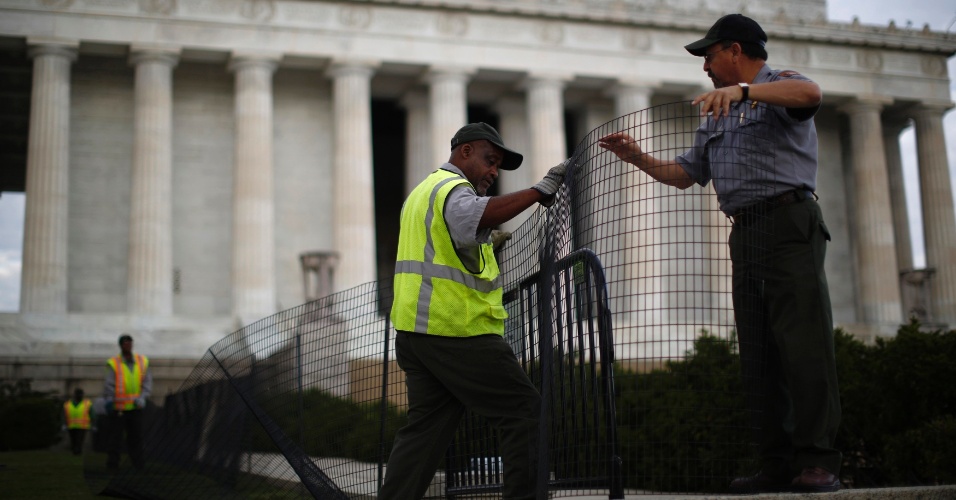 1º.out.2013 - Governo dos Estados Unidos enfrenta uma paralisação parcial. O Lincoln Memorial, em Washington, capital dos Estados Unidos, foi fechado para visitação devido à paralisação