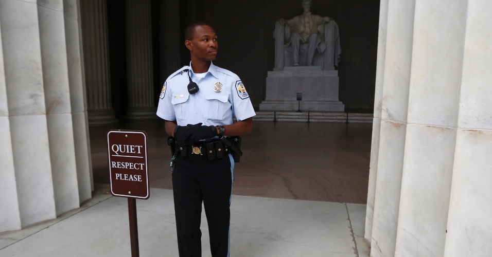 1º.out.2013 - Governo dos Estados Unidos enfrenta uma paralisação parcial. O Lincoln Memorial, em Washington, capital dos Estados Unidos, foi fechado para visitação devido à paralisação