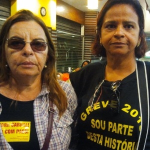 As professoras Bernadete da Silva (à esq.) e Vera Magalhães ficaram isoladas em um bar que baixou as portas - Fabíola Ortiz/UOL